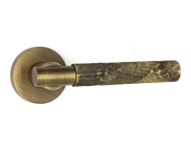 AKTUELL - Brass door handle on rose _ Fama International